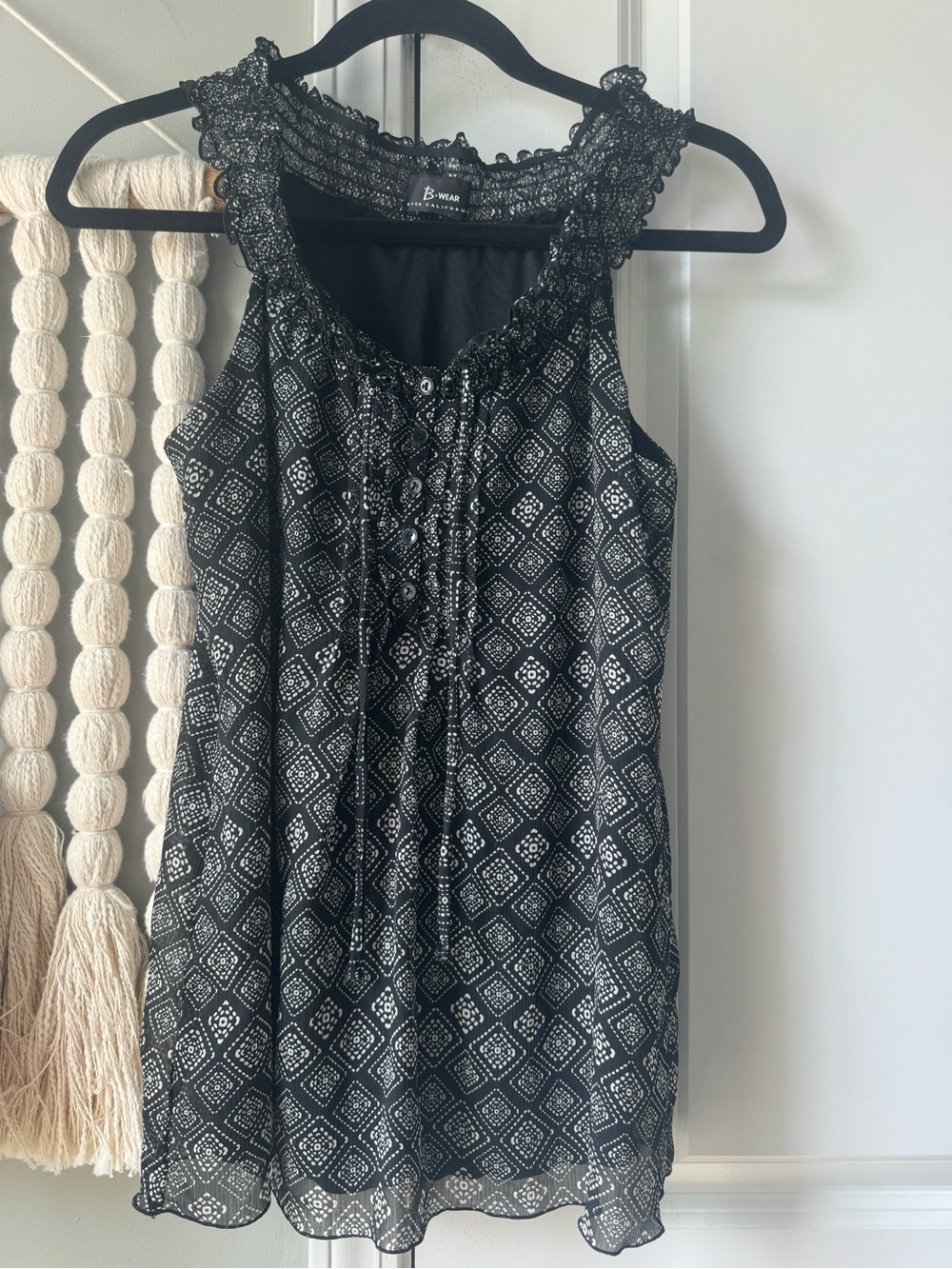Bwear black and white sleeveless blouse size medium